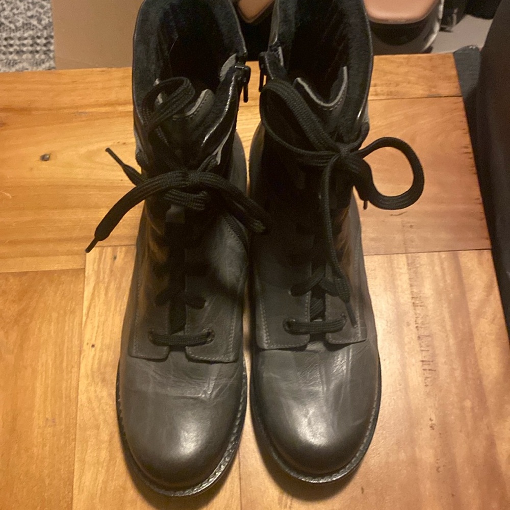 Black and sliver Dromedaris combat boots